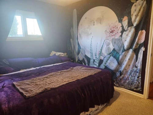 104 23 Street Nw, Drumheller, AB - Indoor Photo Showing Bedroom