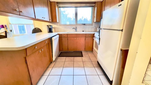 607 7 Avenue West, Hanna, AB - Indoor Photo Showing Kitchen