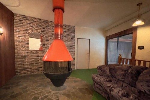 607 7 Avenue West, Hanna, AB - Indoor