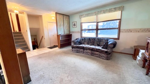 607 7 Avenue West, Hanna, AB - Indoor