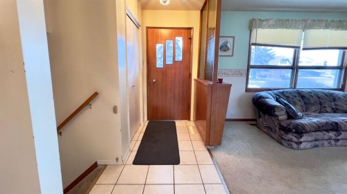 607 7 Avenue West, Hanna, AB - Indoor