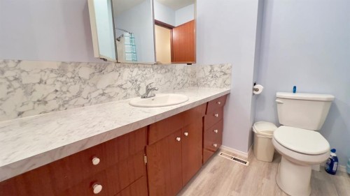 607 7 Avenue West, Hanna, AB - Indoor Photo Showing Bathroom