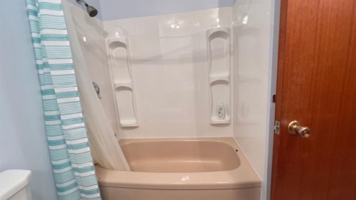 607 7 Avenue West, Hanna, AB - Indoor Photo Showing Bathroom