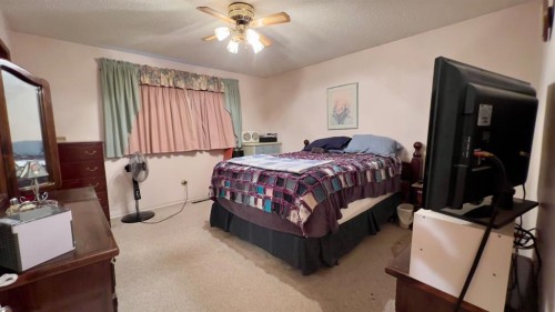 607 7 Avenue West, Hanna, AB - Indoor Photo Showing Bedroom