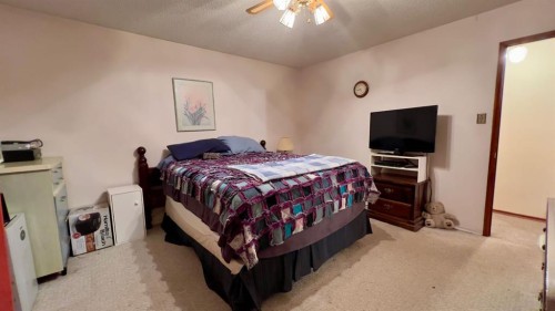 607 7 Avenue West, Hanna, AB - Indoor Photo Showing Bedroom