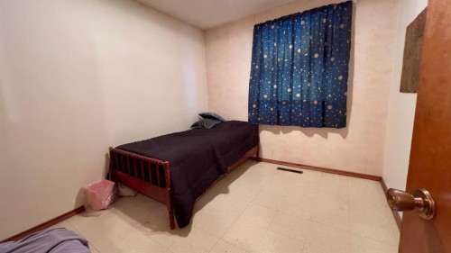 607 7 Avenue West, Hanna, AB - Indoor