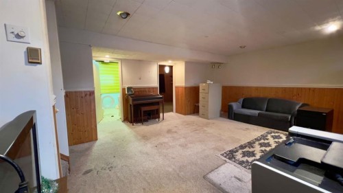 607 7 Avenue West, Hanna, AB - Indoor