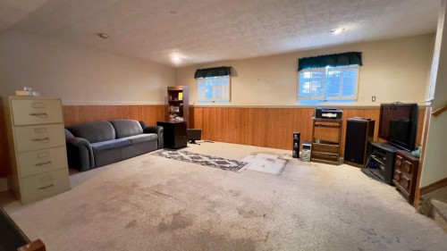 607 7 Avenue West, Hanna, AB - Indoor