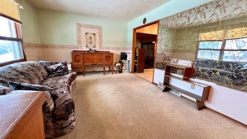 607 7 Avenue West, Hanna, AB - Indoor