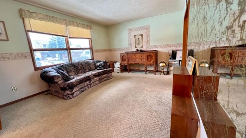 607 7 Avenue West, Hanna, AB - Indoor Photo Showing Other Room