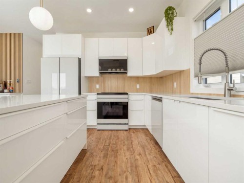 7034 48 Street, Taber, AB - Indoor Photo Showing Kitchen