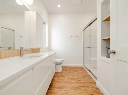 7034 48 Street, Taber, AB - Indoor Photo Showing Bathroom