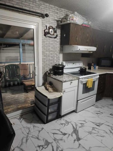 424 2 Street West, Brooks, AB - Indoor Photo Showing Kitchen