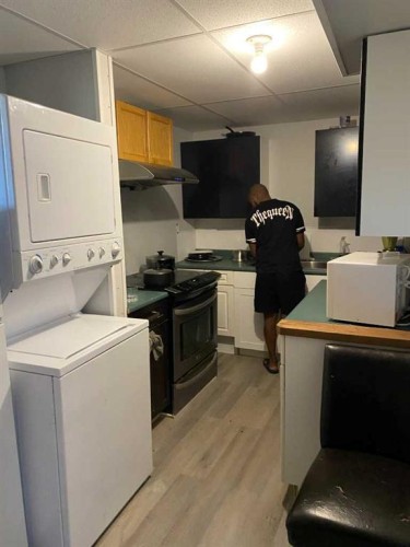 424 2 Street West, Brooks, AB - Indoor Photo Showing Laundry Room