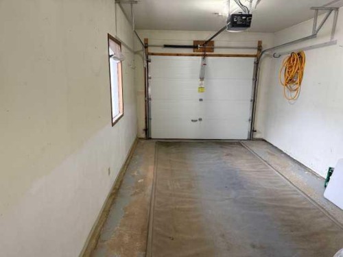 830 Birchwood Close, Drumheller, AB - Indoor Photo Showing Garage