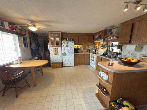 331 Gleichen Street, Gleichen, AB - Indoor Photo Showing Kitchen