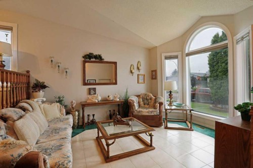 28 Parkland Place E, Brooks, AB - Indoor Photo Showing Living Room