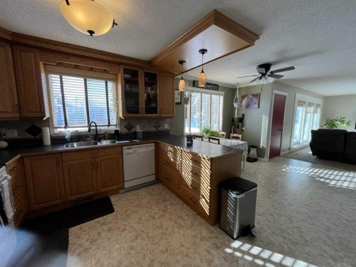 4617 51 Avenue, Taber, AB - Indoor Photo Showing Kitchen