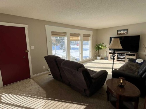 4617 51 Avenue, Taber, AB - Indoor Photo Showing Living Room