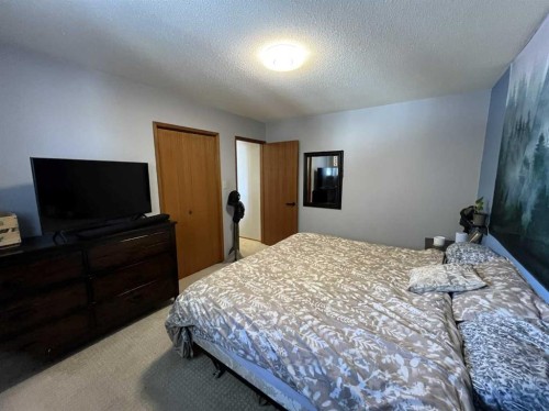 4617 51 Avenue, Taber, AB - Indoor Photo Showing Bedroom