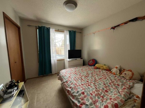 4617 51 Avenue, Taber, AB - Indoor Photo Showing Bedroom