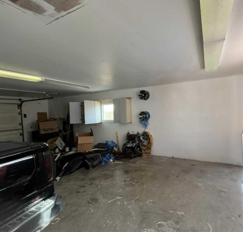 4617 51 Avenue, Taber, AB - Indoor Photo Showing Garage