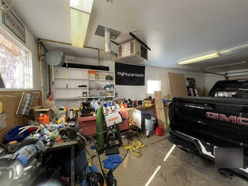 4617 51 Avenue, Taber, AB - Indoor Photo Showing Garage