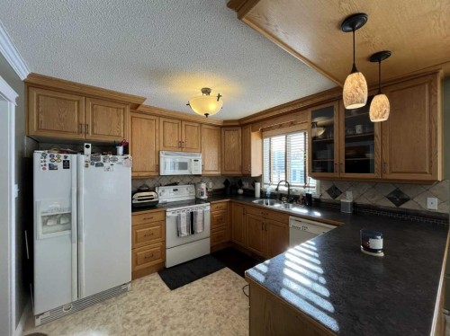 4617 51 Avenue, Taber, AB - Indoor Photo Showing Kitchen