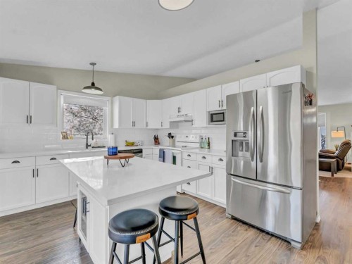 32 Upland Crescent, Brooks, AB - Indoor Photo Showing Kitchen With Upgraded Kitchen