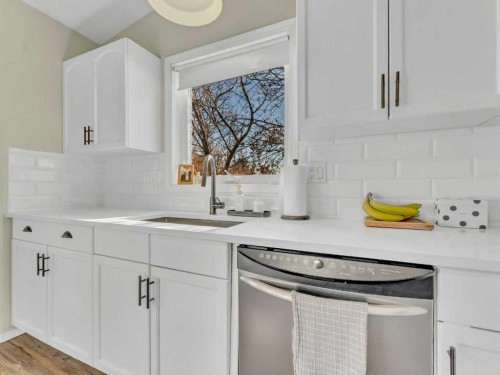 32 Upland Crescent, Brooks, AB - Indoor Photo Showing Kitchen