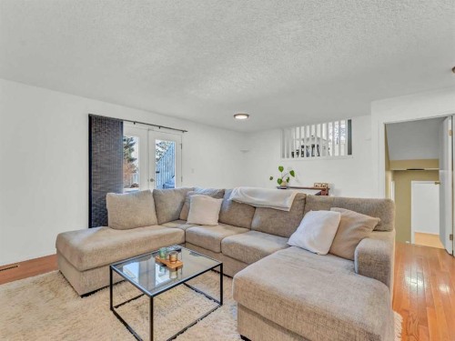 32 Upland Crescent, Brooks, AB - Indoor Photo Showing Living Room