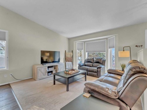32 Upland Crescent, Brooks, AB - Indoor Photo Showing Living Room
