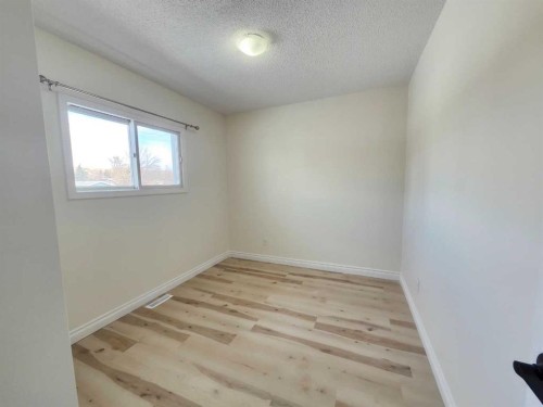 1318 Newcastle Trail, Drumheller, AB - Indoor Photo Showing Other Room