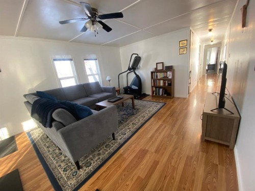 220 1 Avenue Se, Youngstown, AB - Indoor