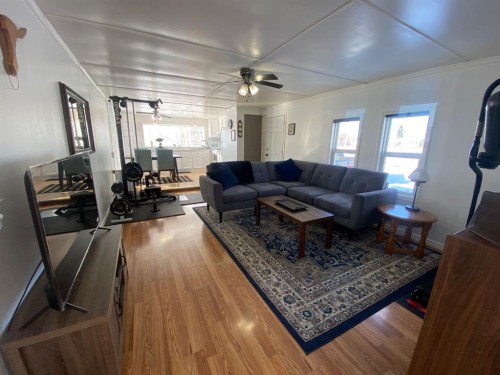 220 1 Avenue Se, Youngstown, AB - Indoor Photo Showing Other Room