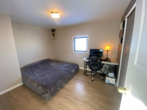 220 1 Avenue Se, Youngstown, AB - Indoor Photo Showing Bedroom