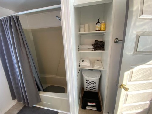 220 1 Avenue Se, Youngstown, AB - Indoor