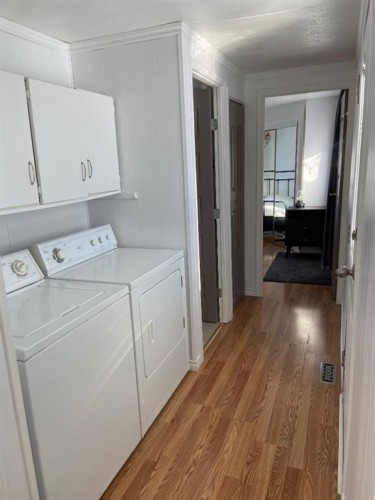 220 1 Avenue Se, Youngstown, AB - Indoor Photo Showing Laundry Room