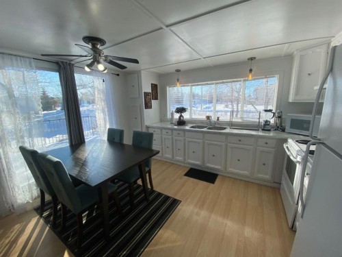 220 1 Avenue Se, Youngstown, AB - Indoor Photo Showing Dining Room