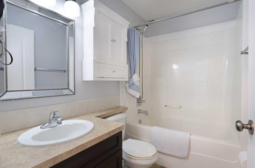 11 Upland Bay West, Brooks, AB - Indoor Photo Showing Bathroom
