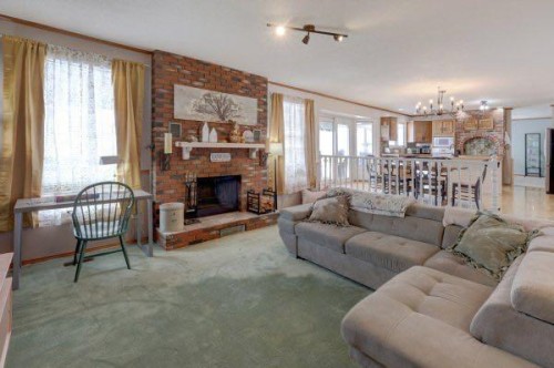 710 Bankview Close, Drumheller, AB - Indoor Photo Showing Living Room With Fireplace