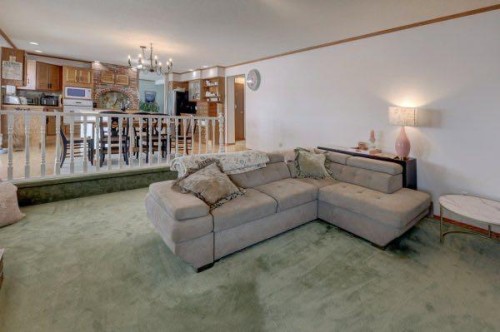 710 Bankview Close, Drumheller, AB - Indoor Photo Showing Living Room