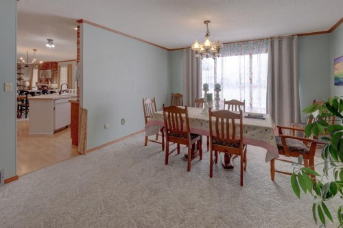 710 Bankview Close, Drumheller, AB - Indoor Photo Showing Dining Room