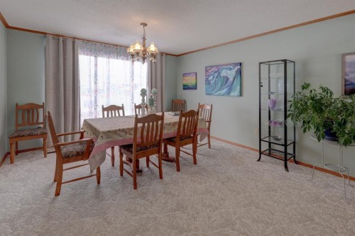 710 Bankview Close, Drumheller, AB - Indoor Photo Showing Dining Room