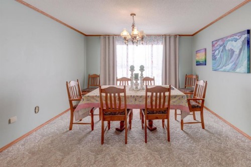 710 Bankview Close, Drumheller, AB - Indoor Photo Showing Dining Room
