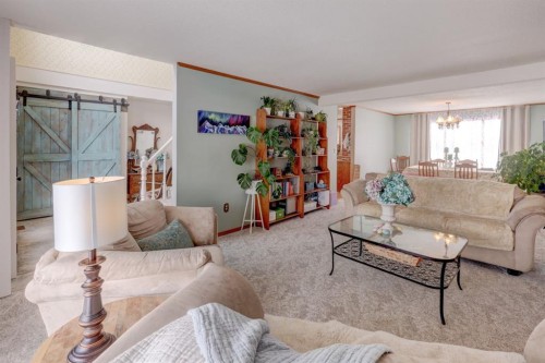 710 Bankview Close, Drumheller, AB - Indoor Photo Showing Living Room