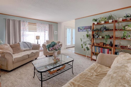 710 Bankview Close, Drumheller, AB - Indoor Photo Showing Living Room