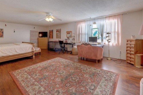 710 Bankview Close, Drumheller, AB - Indoor Photo Showing Bedroom
