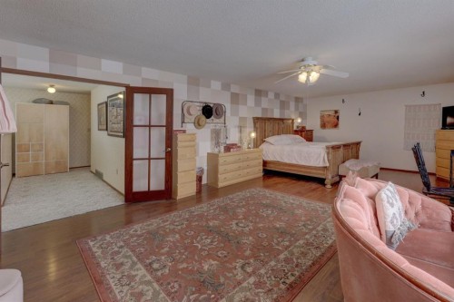 710 Bankview Close, Drumheller, AB - Indoor Photo Showing Bedroom