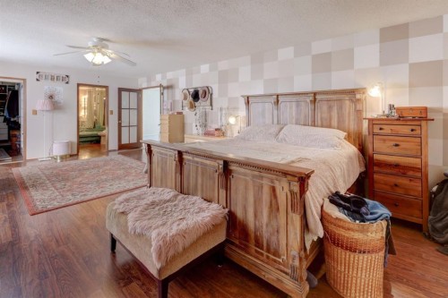 710 Bankview Close, Drumheller, AB - Indoor Photo Showing Bedroom
